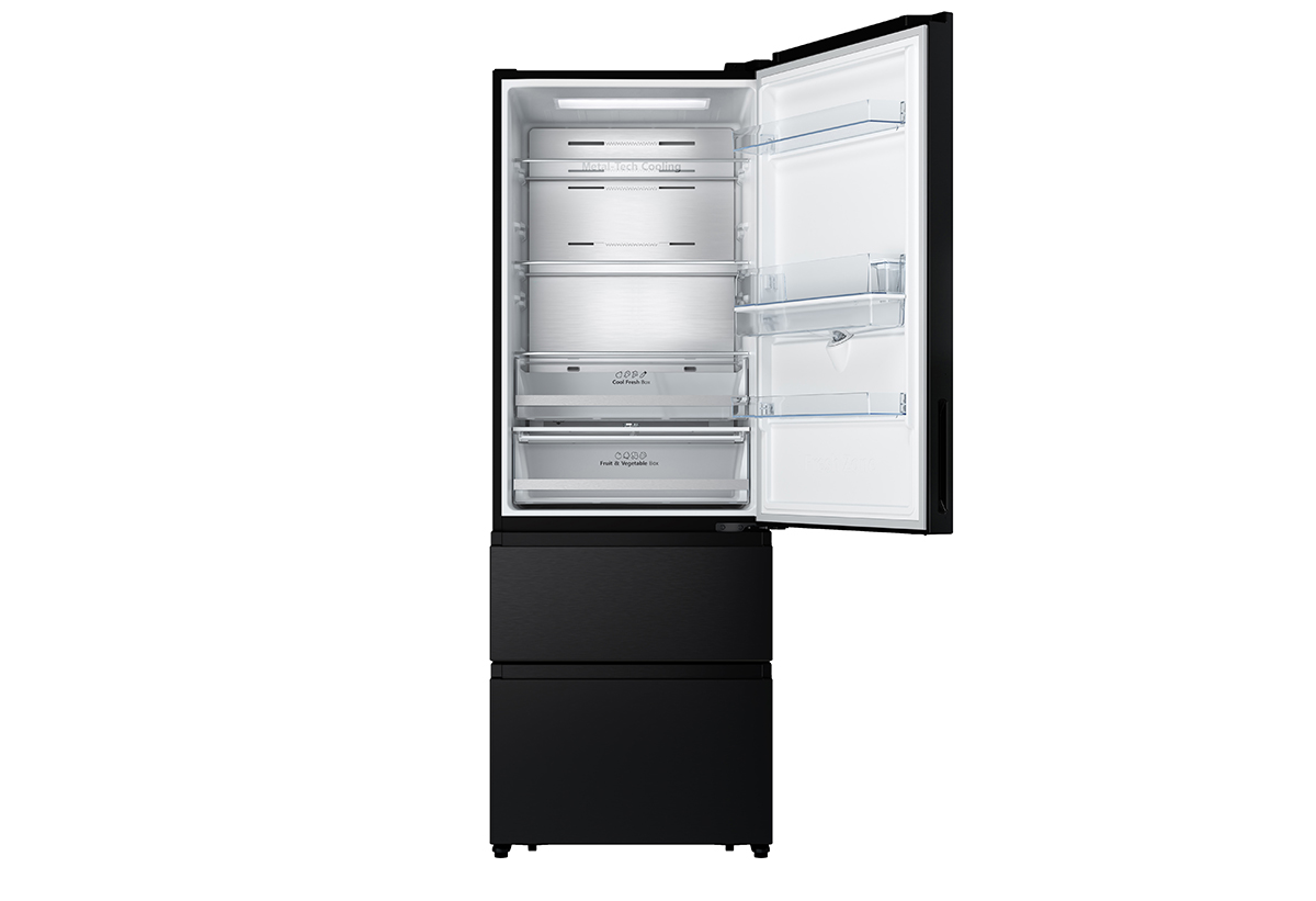 Απεικονίζεται το ψυγείο ανοιχτό.